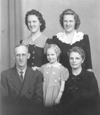 John, Martha, Frieda, Helga & Lorraine Schellhammer